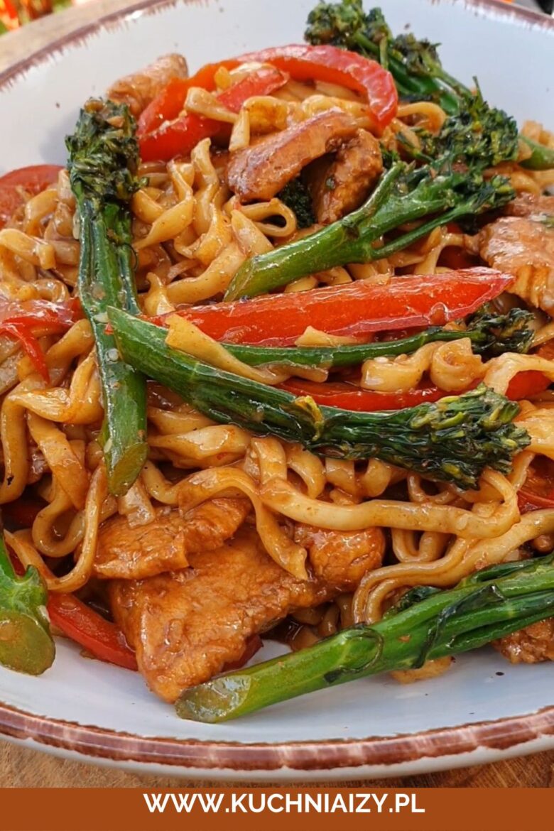 Makaron Chow Mein Z Kurczakiem I Warzywami Danie Stir Fry Kuchnia Izy