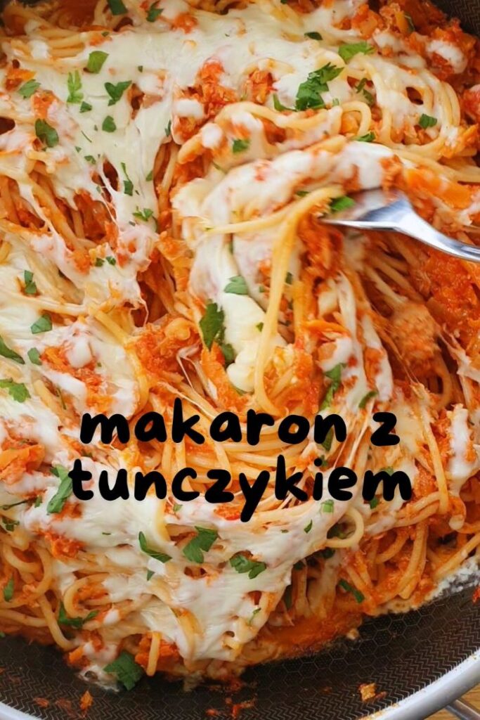 makaron z tuńczykiem w sosie pomidorowym