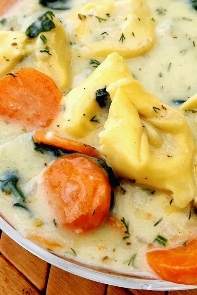 zupa z tortellini i szpinakiem