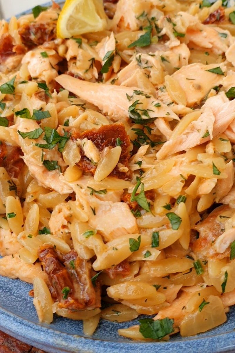 orzo z łososiem w sosie śmietanowym