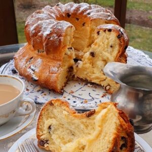 babka-drozdzowa-z-rodzynkami