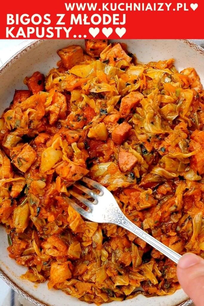 bigos z młodej kapusty i kiełbasy