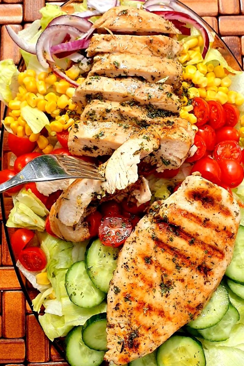sałatka z grillowanym kurczakiem