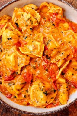 tortellini w sosie pomidorowo-śmietanowym