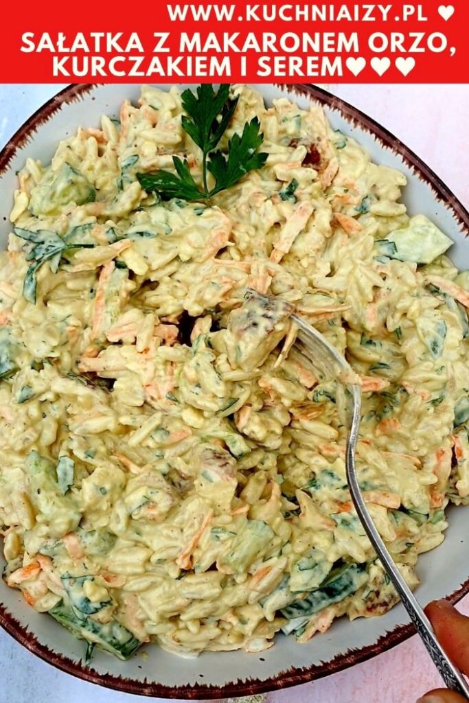 sałatka z orzo, kurczakiem i serem