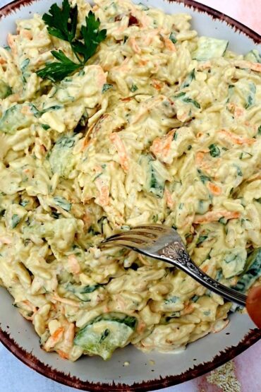 sałatka z orzo kurczakiem i serem