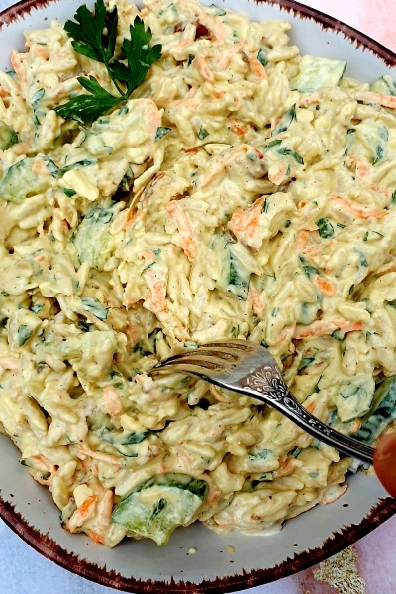 sałatka z orzo kurczakiem i serem