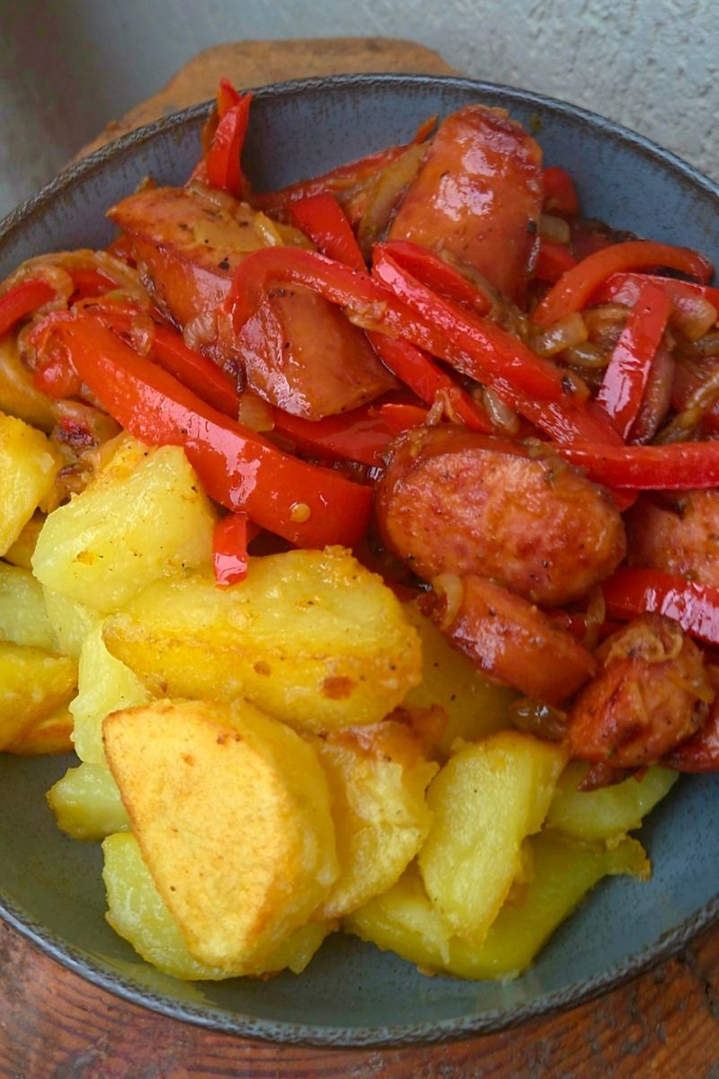 kiełbasa z papryką i cebulą