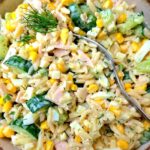 sałatka z makaronem orzo i szynką