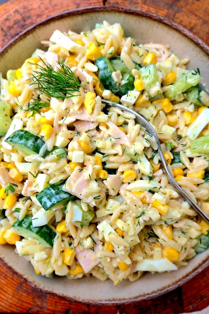 sałatka z makaronem orzo i szynką