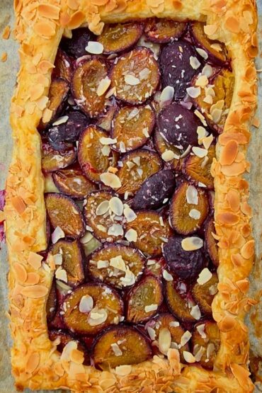 tarta ze śliwkami na cieście francuskim