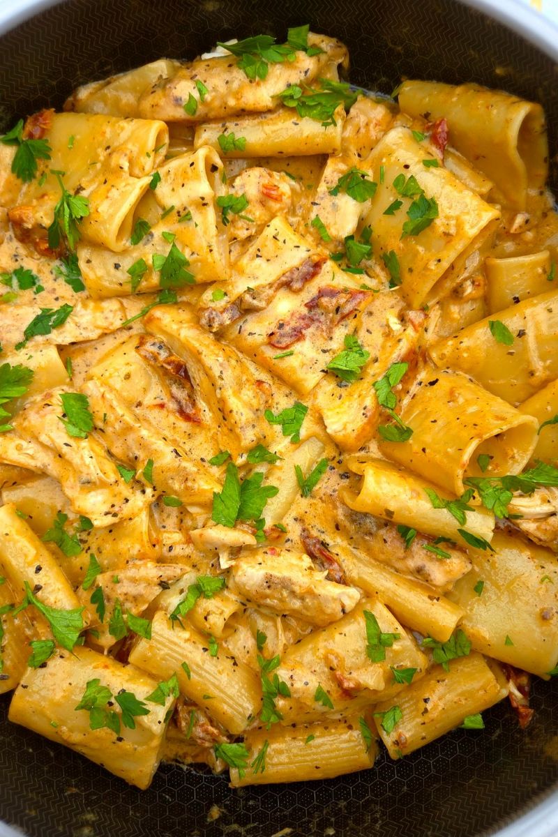 makaron z kurczakiem i suszonymi pomidorami