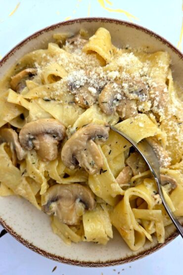 makaron z pieczarkami w sosie śmietanowym