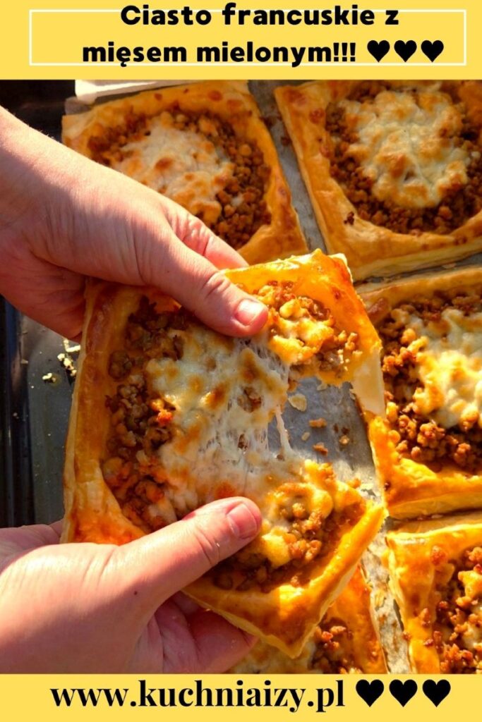 przekąski z ciasta francuskiego i mięsa