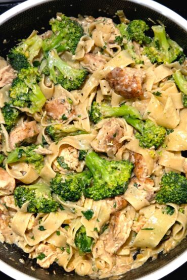 makaron z kurczakiem i brokułami