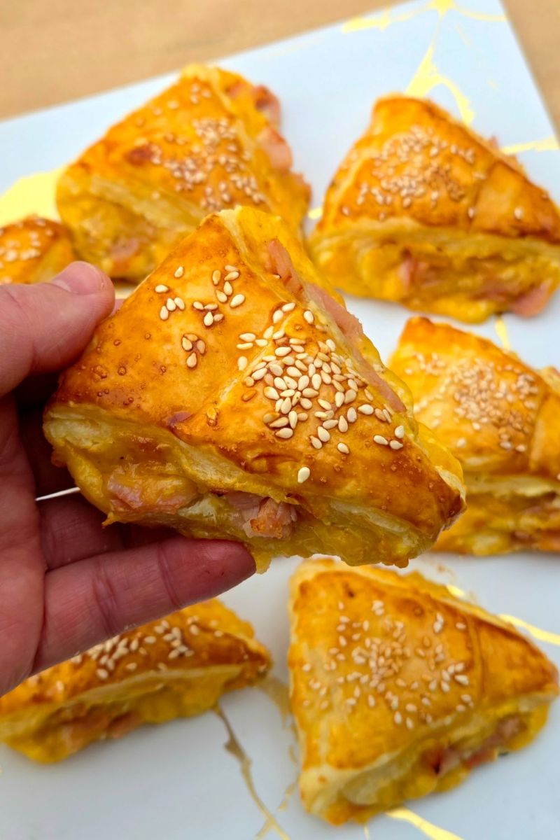 ciasto francuskie z szynką i serem