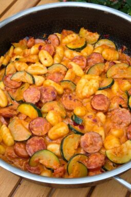 gnocchi z kiełbasą i cukinią