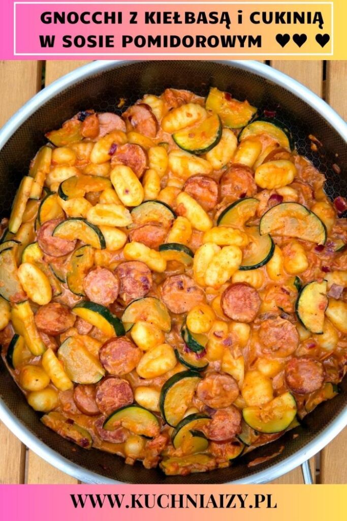 gnocchi z kiełbasą i cukinią w sosie pomidorowym