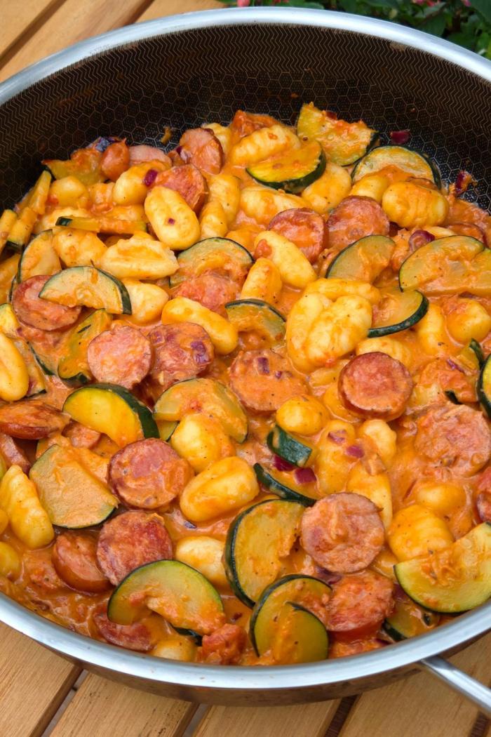 gnocchi z kiełbasą i cukinią