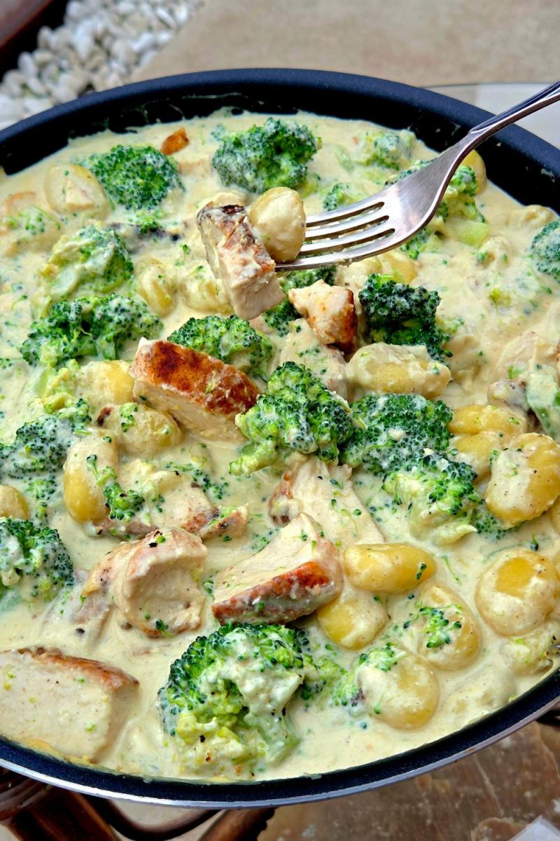 gnocchi z kurczakiem i brokułami w sosie serowym