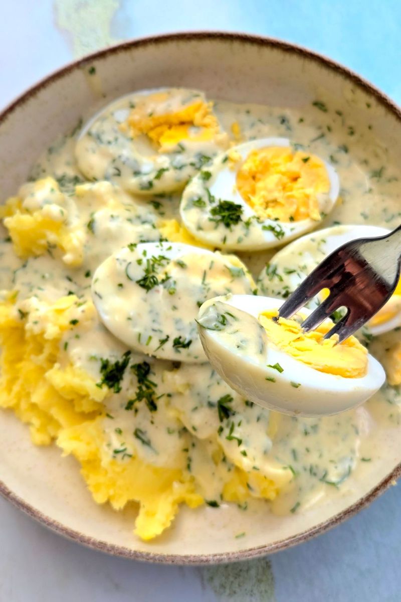 jajka w sosie koperkowym