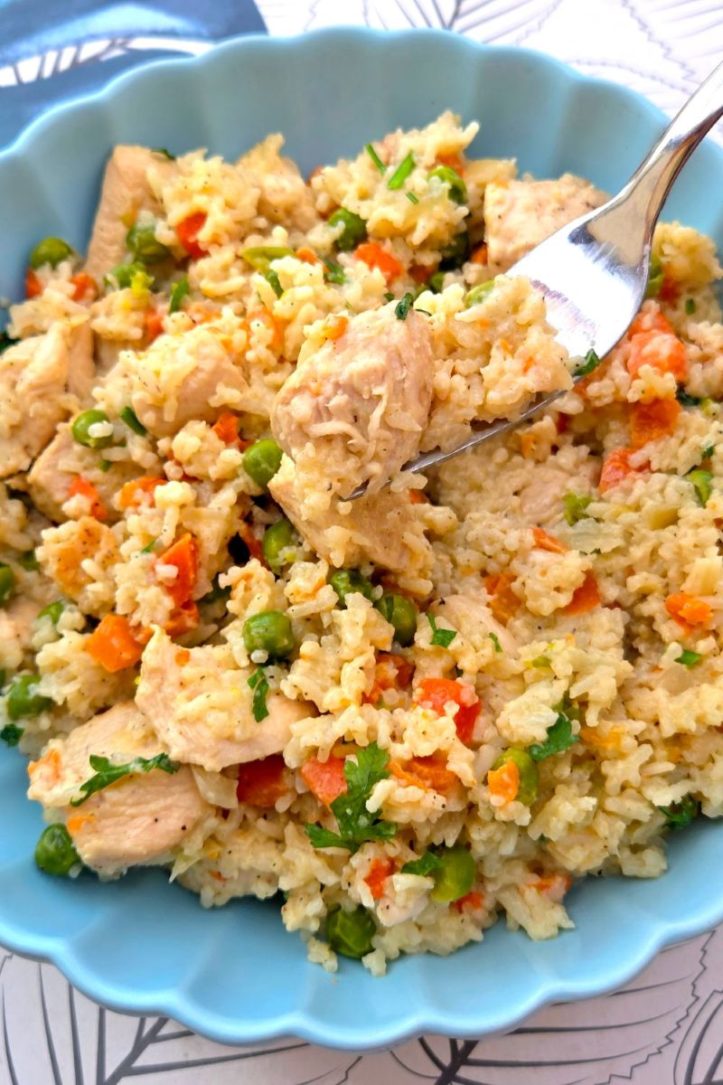 kurczak z ryżem, marchewką i groszkiem