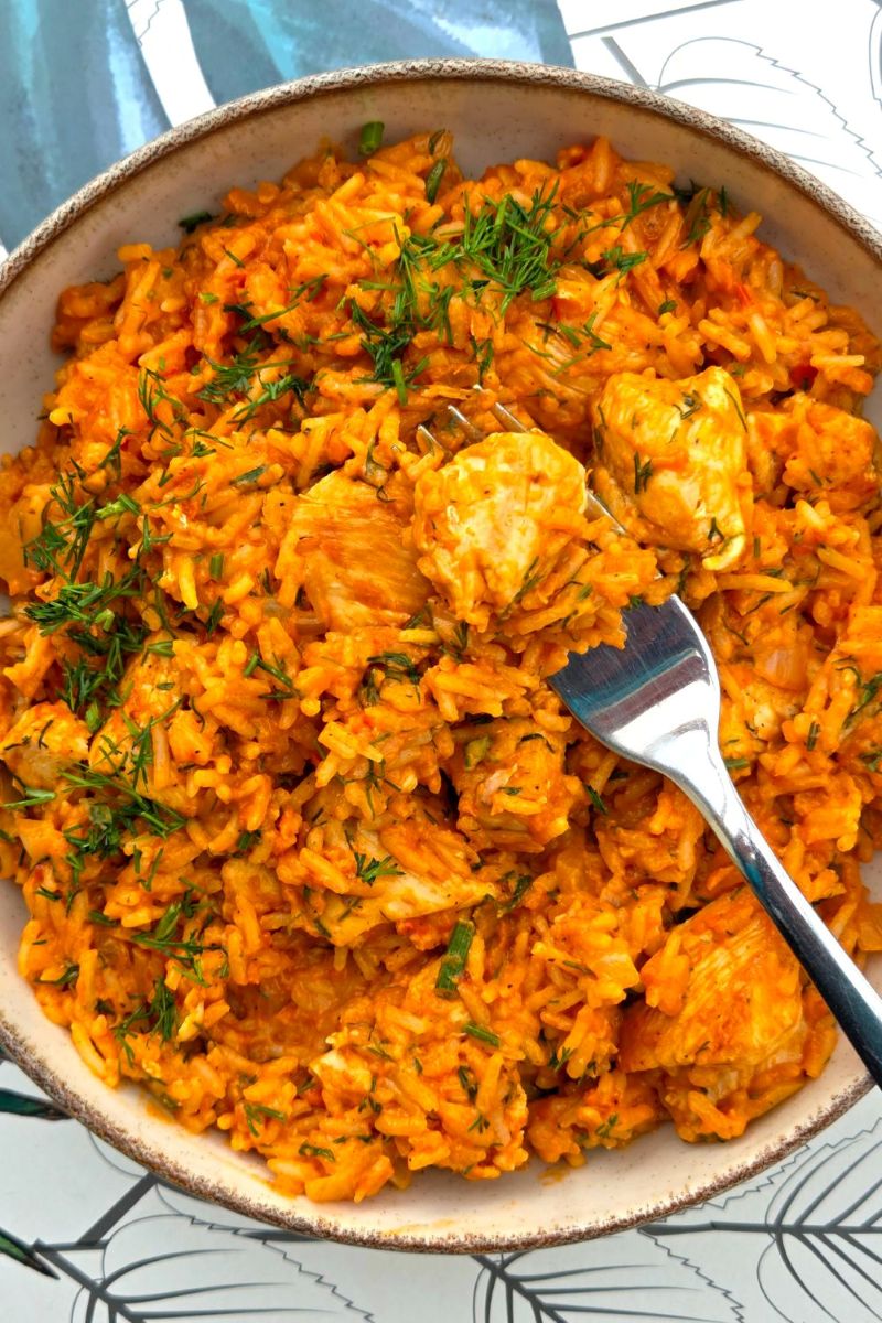 kurczak z ryżem w sosie pomidorowym