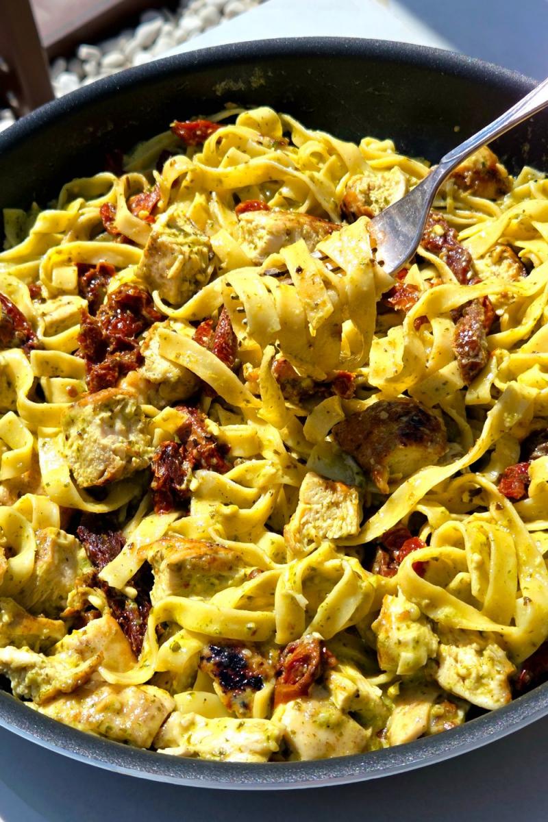 makaron z kurczakiem i pesto