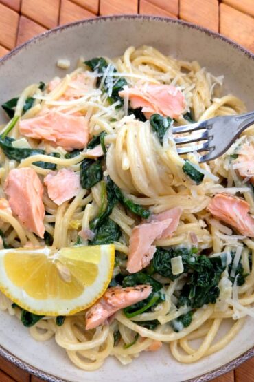 makaron z łososiem i szpinakiem