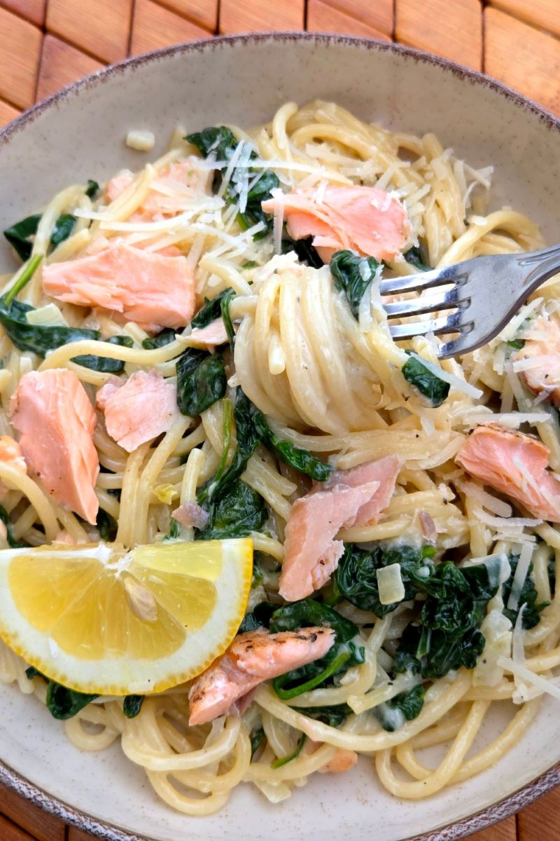 makaron z łososiem i szpinakiem