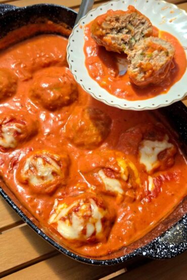 pieczone pulpety w sosie pomidorowo-śmietanowym