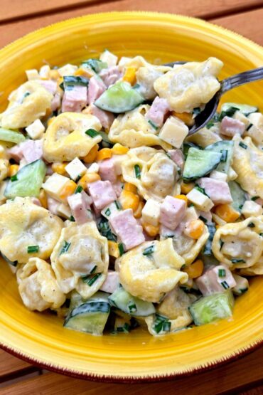 sałatka z tortellini i szynki