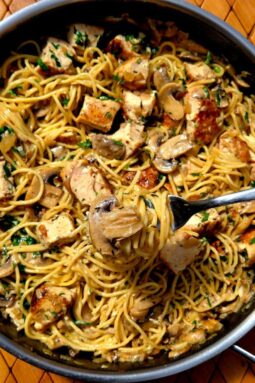 spaghetti z kurczakiem i pieczarkami