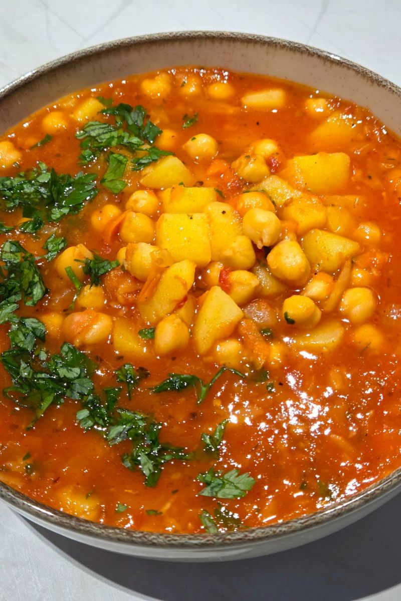 zupa z ciecierzycą i pomidorami